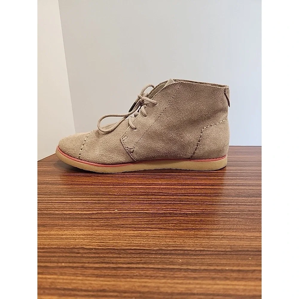 TOMS Boots Womens 7.5‎ Mateo Three Eye Desert Chukka Boot Beige Suede Lace Up
